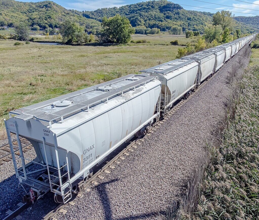 Covered hopper railcar
